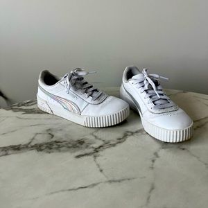 White chrome pumas women’s